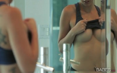 Очень красивая молодая девушка эротично и нежно демонстрирует свое тело, омываемое теплой водичкой - порно видео