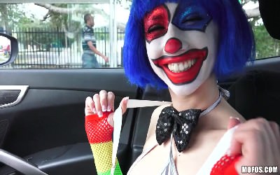 Необычная проститутка в пестром клоунском макияже сделала сочный минет в машине развратному парню - эксклюзивное видео