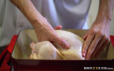 Ненасытный повар жарит курицу и занимается сексом с брюнеткой в перерывах